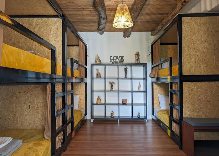 Loving Strangers 마달레나