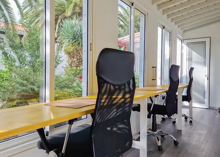 Loving Strangers 호스텔 *