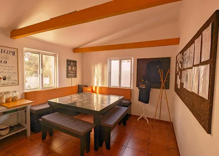 Loving Strangers 호스텔 *