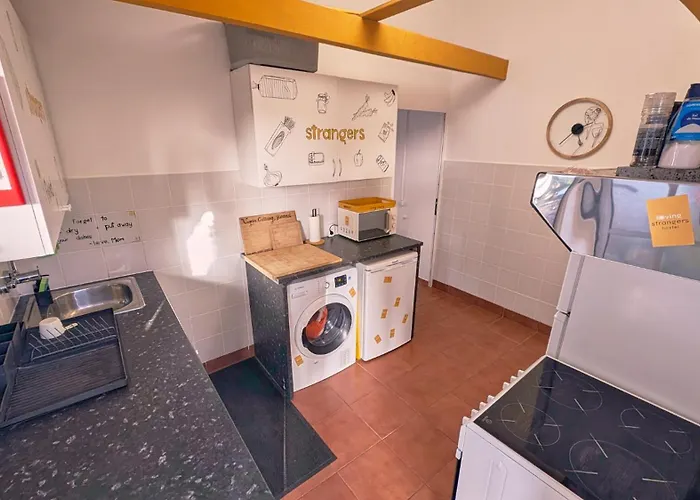 Loving Strangers 호스텔 *