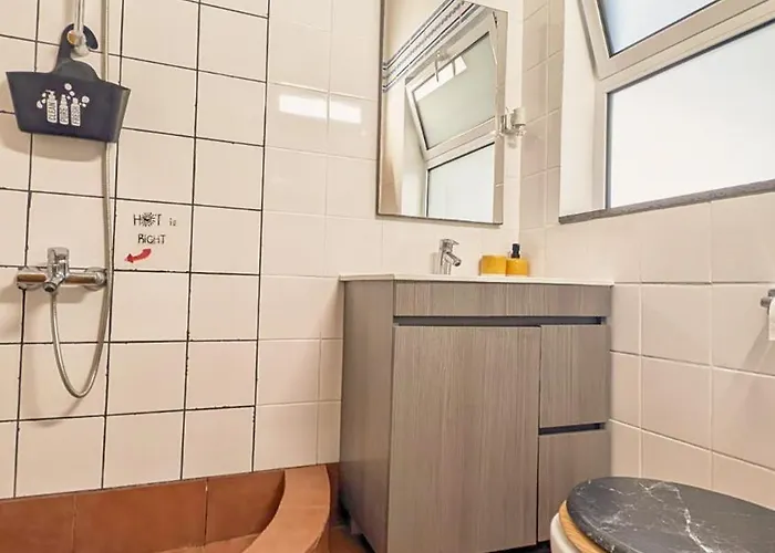 Loving Strangers 호스텔 *