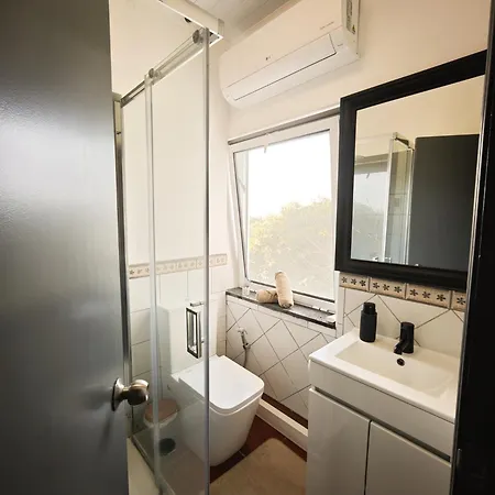 Loving Strangers Madalena (Azores)